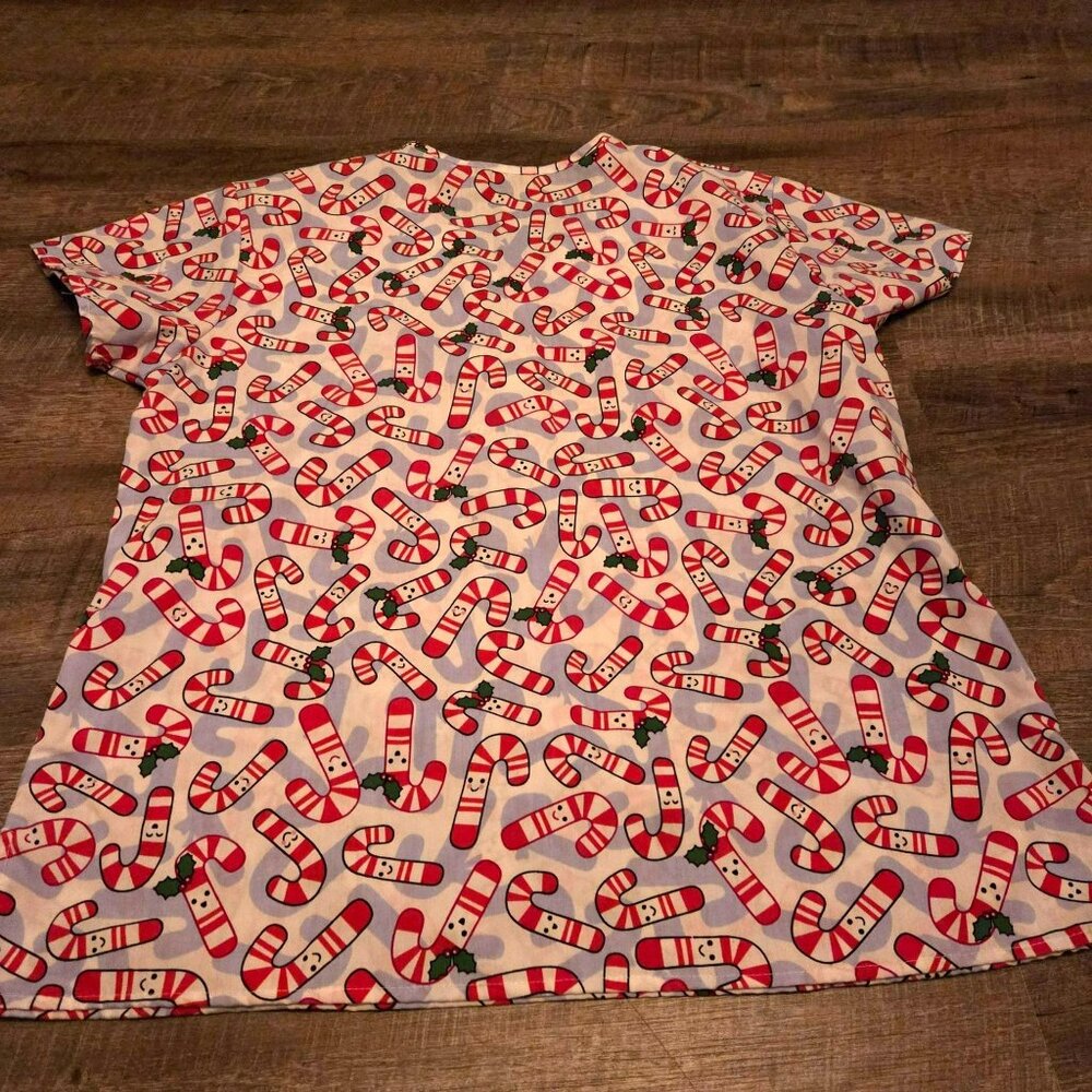 Cassandra O Nurse Scrubs/Outfit/Uniform Top Size XL Candy Cane Theme pockets - Picture 2 of 6